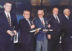 Predsjednik "Jadrana" Zdravko Fain prima Nagradu HOO-a 1996.